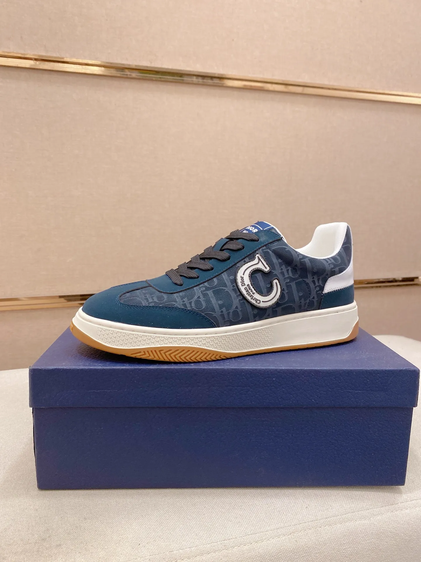 Men's shoes 💰: 400💰 [Dior·Dior] New casual sports style men's shoes, new spring and summer design, perfect workmanship, lace-up lazy style to create wardrobe quality, upper: imported cowhide, sheepskin lining is soft and comfortable, ultra-light TPU wear-resistant outsole, simple, versatile fashion men's shoes, excellent color code number 38--44. (Can be customized for 45 non-refundable)